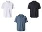 Trois chemises homme à manches courtes : blanche, bleue et noire.