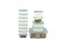 Ensemble de récipients alimentaires empilables avec couvercles verts, certains remplis de fruits, d'asperges et de salade.