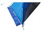 Blauw en zwarte tent met windkering.