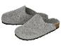 Une paire de chaussons gris en feutre avec une semelle noire et des détails en liège.