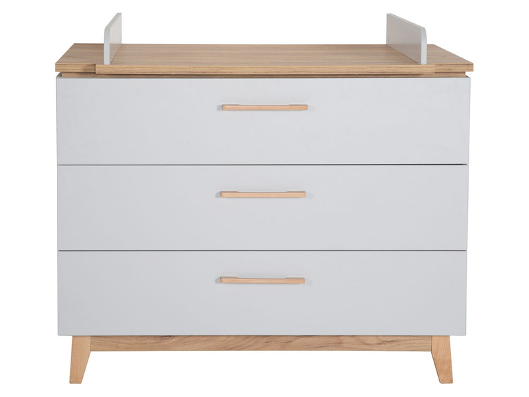 Une commode bébé grise à trois tiroirs et une surface à langer.