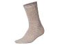 Chaussette tricotée beige sur fond blanc