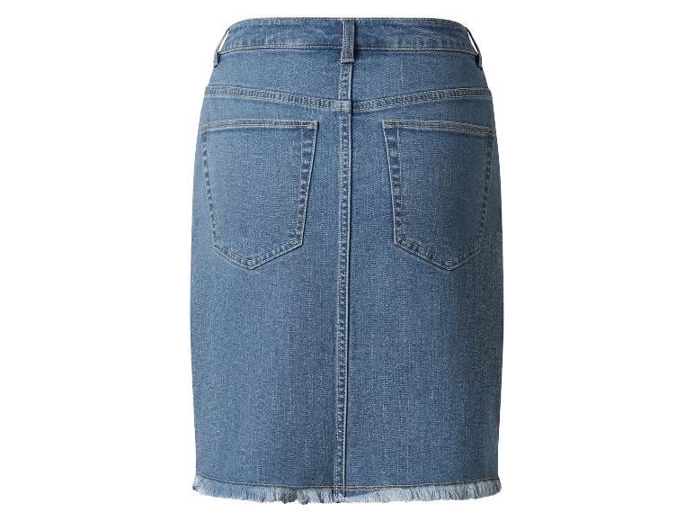 Jupe crayon en jean bleu clair.