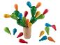 Houten cactusspeelgoed met gekleurde letterstukken op een witte achtergrond.