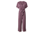 Combinaison mauve avec ceinture.