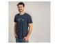 Homme en t-shirt bleu marine avec le texte 'SPORTS CLUB Love for Leisure' et jean.