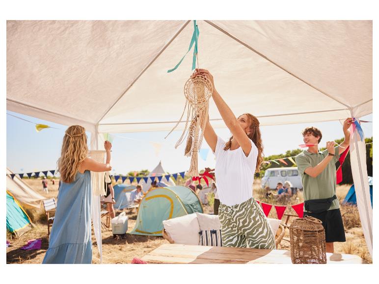 Boho decoraties, kleding en tenten op een festival.