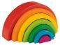Houten regenboog met zes bogen in verschillende kleuren.