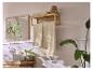 Badkamer met houten handdoekenrek, spiegel en planten, in natuurlijke stijl.