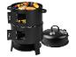 Zwarte tweelaagse tonbarbecue met eten en een deksel ernaast.
