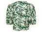 Een witte blouse met groene bladerenprint.