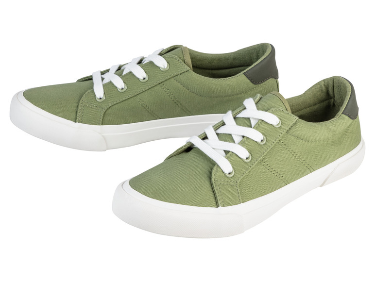 Twee paar groene canvas sneakers met witte veters.