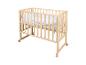 Lit bébé en bois avec literie blanche et roulettes