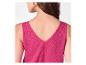 Vrouw in fuchsia mouwloze top met V-hals op de rug.