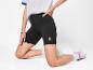 Zwarte Lidl fietsbroek en wit t-shirt.