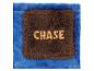 Blauwe pluche deken met een bruine zak geborduurd met de gouden naam 'CHASE'.