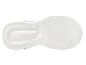 Zool van witte en lichtblauwe sportschoenen.