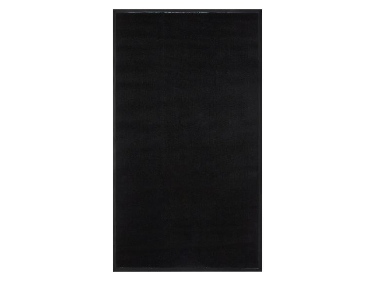 Tapis noir avec une bordure noire.