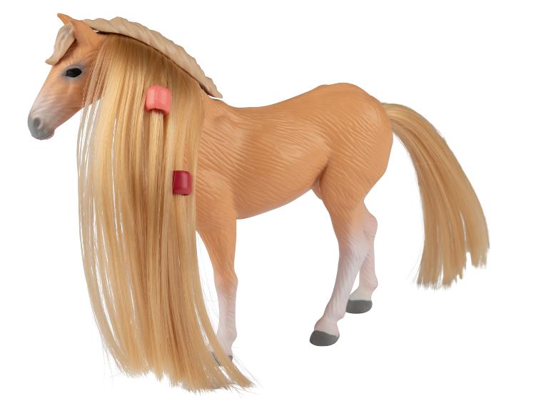 Un jouet cheval avec une crinière et une queue longues et blondes.