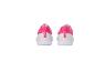 Chaussures de sport roses et blanches vues de dos