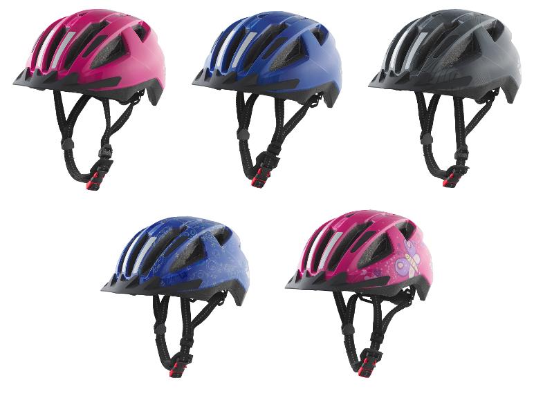 Vijf fietshelmen in roze, blauw en grijs, waaronder twee met patronen.