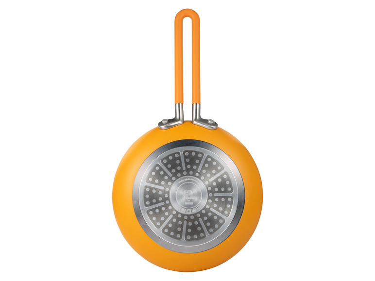 Een oranje kookpan met een stalen bodem.