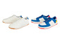 Twee paar witte sneakers met blauwe en gele details.