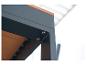 Close-up van een donkergrijs metalen frame met houten latten en zichtbare schroeven.