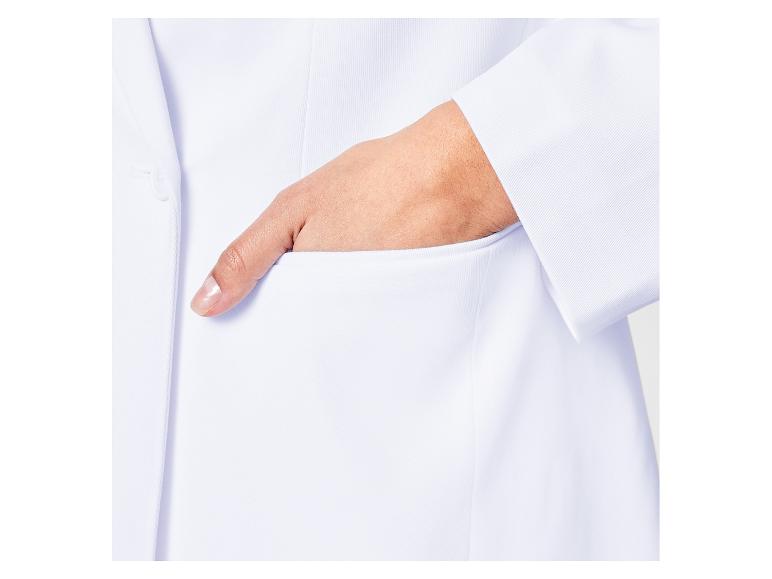 Blouse blanche de médecin avec poches.