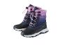 Une paire de bottes d'hiver pour enfants avec des lacets roses et un dégradé de couleur bleu-violet.