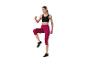 Vrouw in zwarte sportbeha en fuchsia capri legging, aan het sporten.
