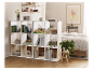 Des étagères blanches avec des détails en bois séparent une chambre à coucher.
