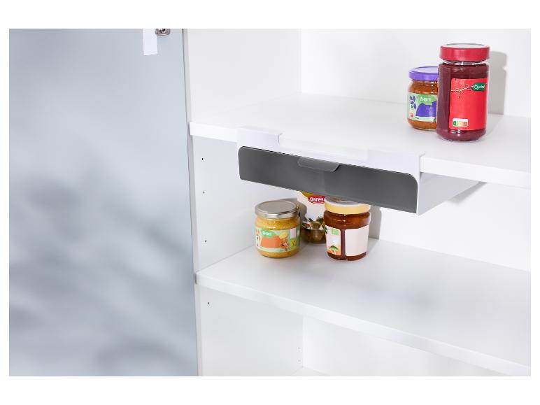 Un organisateur gris sous l'étagère avec des pots de confiture et de sauce