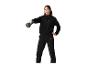 Vrouw in een zwart trainingspak met kettlebell.