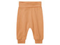 Un pantalon de bébé orange