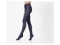 Une paire de collants bleu foncé sur les jambes d'une personne.