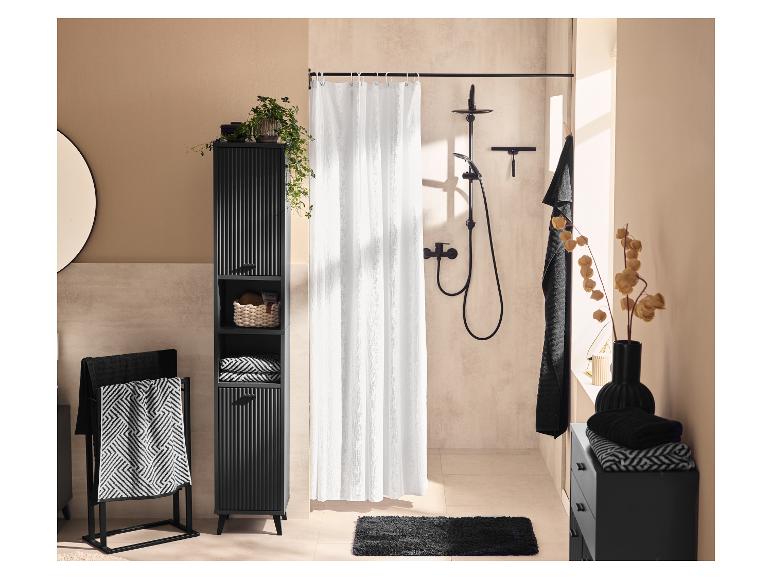 Salle de bain élégante avec meubles noirs modernes et espace douche par LIVARNO home.
