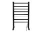 Een zwart, elektrisch handdoekenrek met acht horizontale stangen en een stroomkabel.