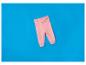 Een roze babybroek op een blauwe achtergrond.