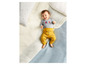 Bébé portant un body gris avec des motifs londoniens et un pantalon jaune à imprimé.