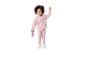Fille souriante en sweat-shirt et leggings roses tenant une voiture jouet rose.