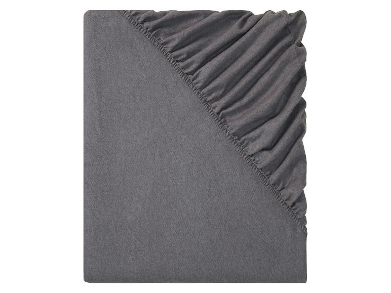 Drap-housse gris soigneusement plié.
