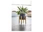 Een grijze plantenpot op een houten plantenstandaard.