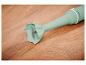 Mixeur plongeant vert Silvercrest sur une table en bois