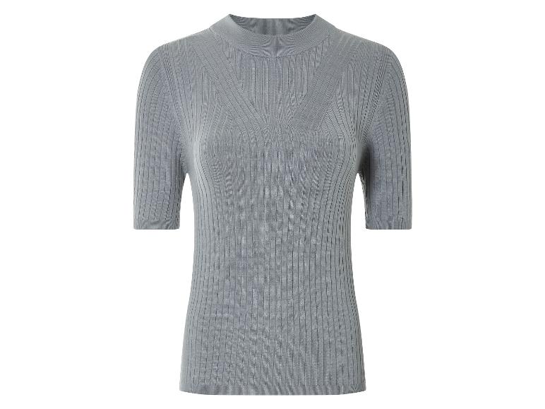Een lichtgrijs gebreid shirt met korte mouwen.