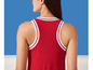 Een vrouw draagt een rood tanktop met witte strepen.