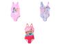 Trois maillots de bain pour filles: rose avec des chiens de dessin animé, bleu avec une princesse et rouge avec des chiots.
