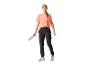 Vêtements de sport : haut rose, pantalon cargo noir et bouteille d’eau.