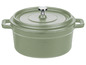 Een groene gietijzeren braadpan met deksel.