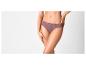 Vrouw in mauve slip met kanten details.